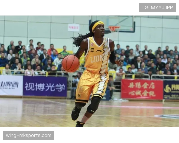 王励勤拖鞋拎菜篮，手腕那块表亮得想直接上去打听价